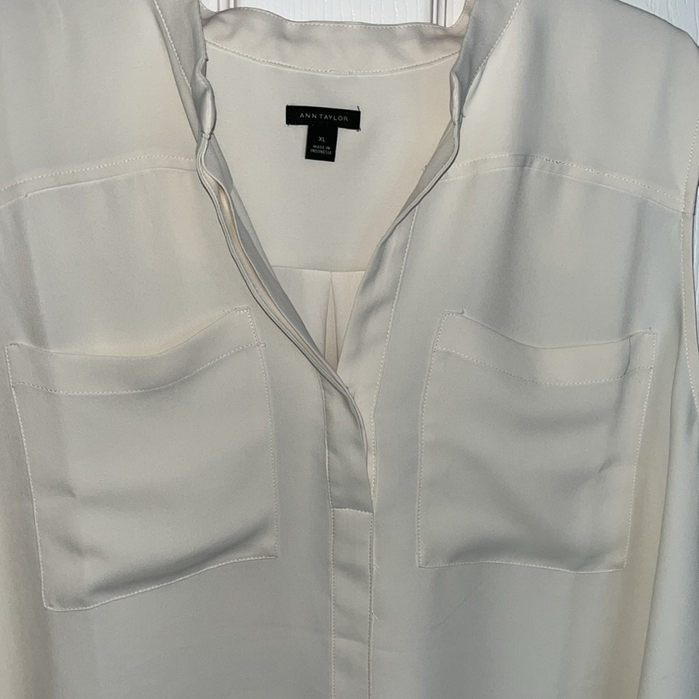 Ann Taylor sleeveless blouse V-neck with pockets in the front extra large - Picture 2 of 3